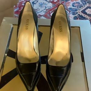 Classic black leather pump/heel